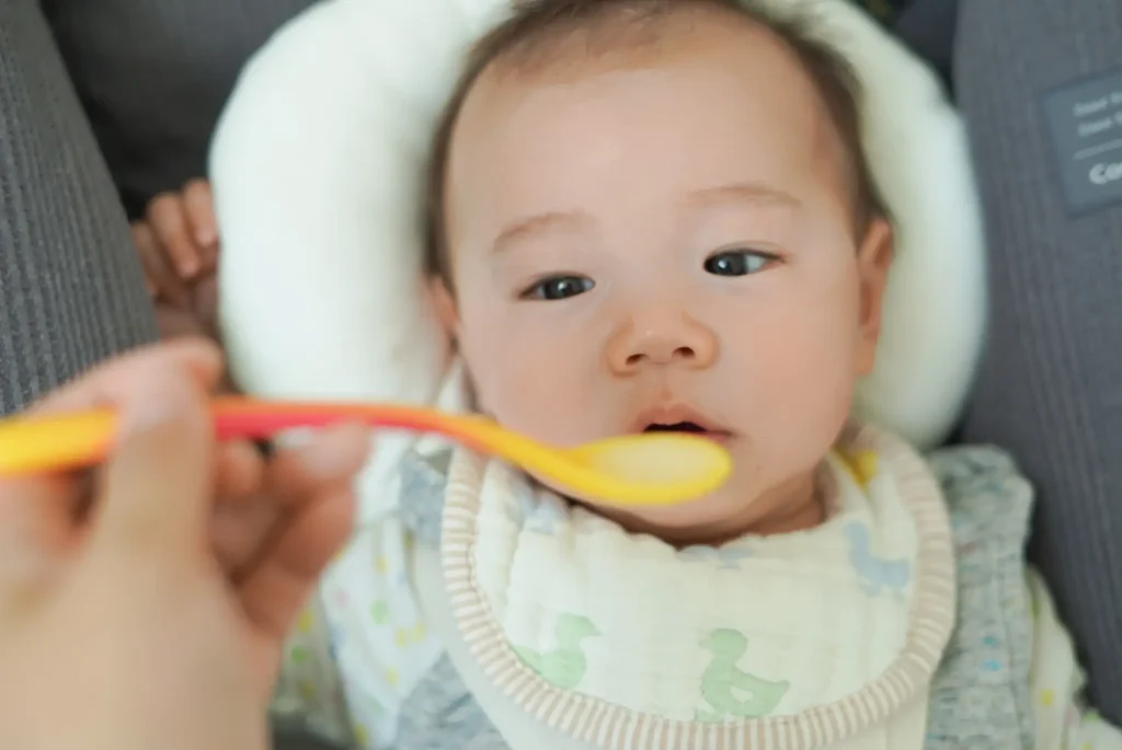 離乳食を食べる赤ちゃん